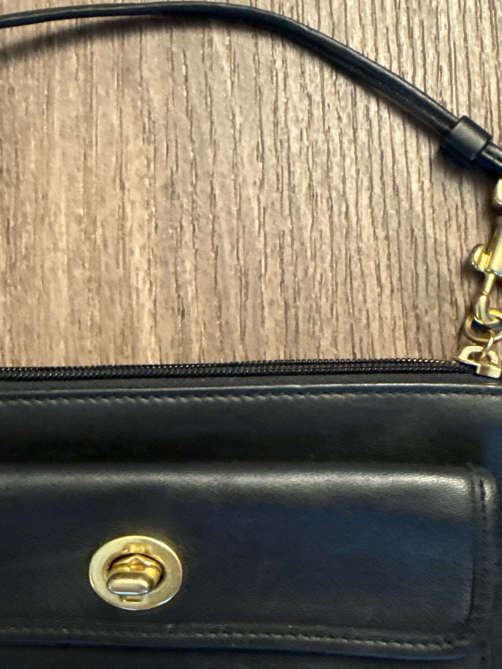 Vintage Coach Black Leather Turnlock Wristlet with GOLD hardware - Picture 4 of 9
